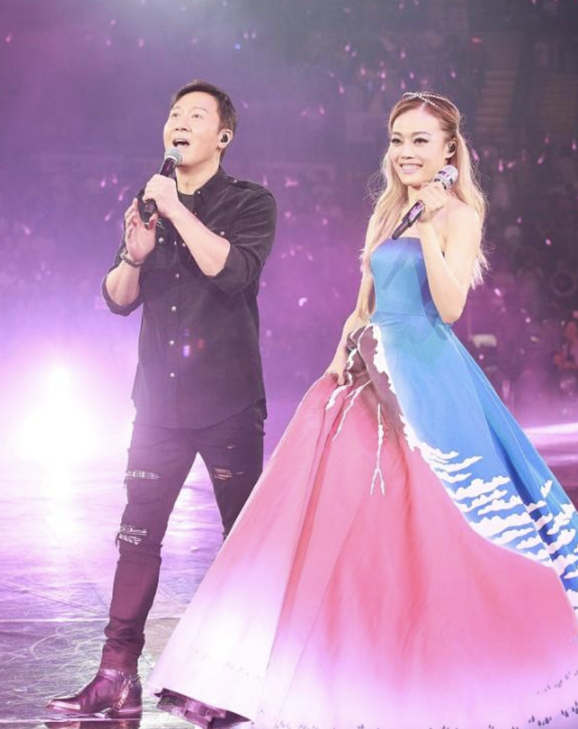 容祖儿晒与黎明同框,为对方演唱会打call,贴身合影秒变小迷妹