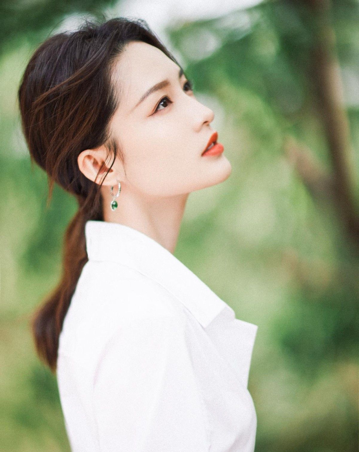 李沁的清纯真不是装的,穿白t恤扎高马尾清爽干净,生图也惊艳