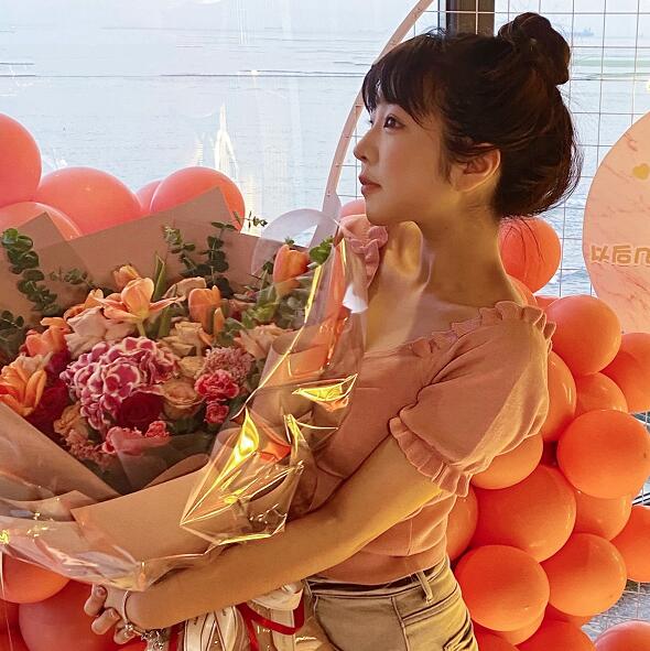 郝一点晒出素颜照,黑眼圈严重气质老化,很难相信她只有18岁