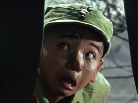 三毛头回上战场个子不够高只能踩木箱子来凑