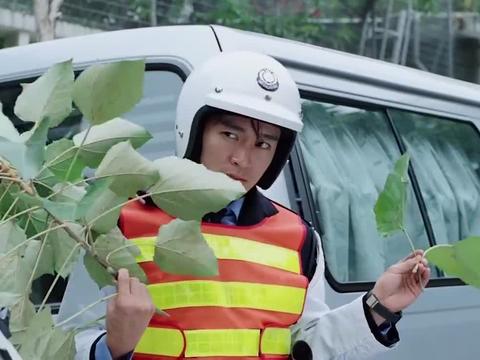 星爷抓到有人超速驾驶没想到却是自己的朋友还被他们说好逊