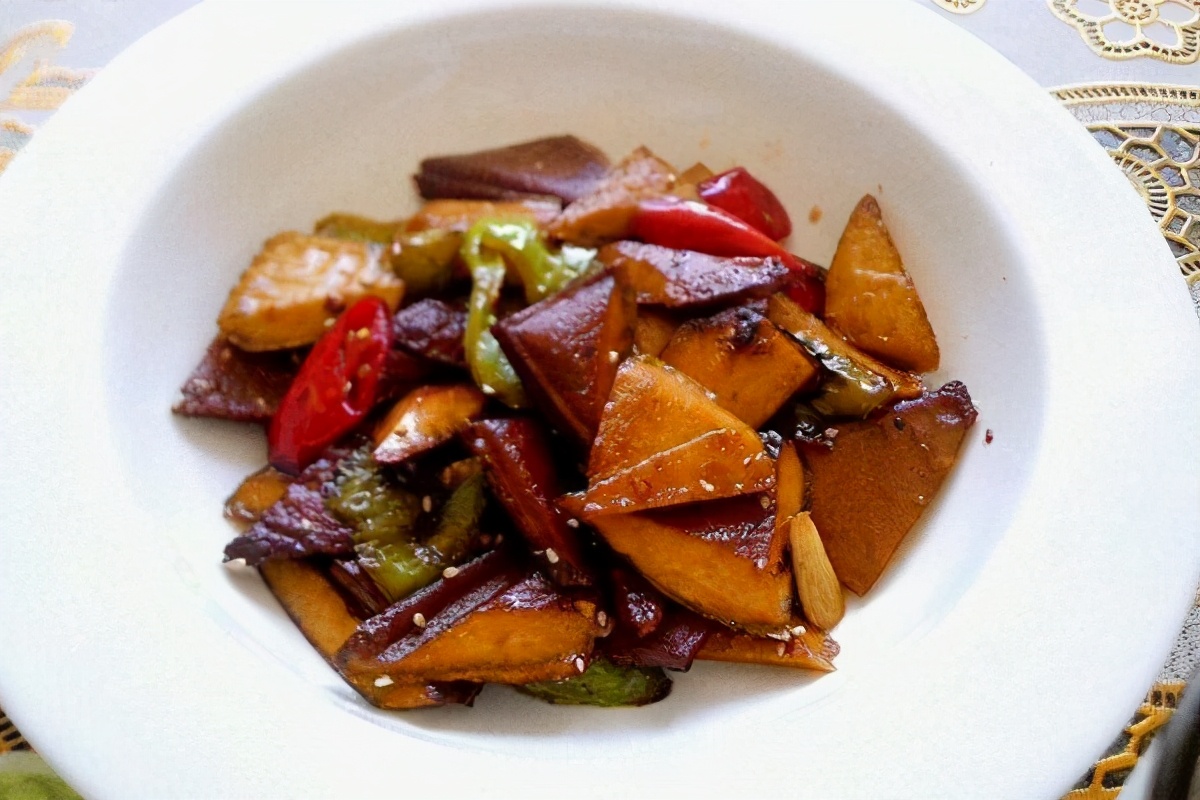 姜葱蒜,酱油1勺,水淀粉5g,蒜蓉辣酱1勺,盐,料酒1勺做法:1,豆腐干洗