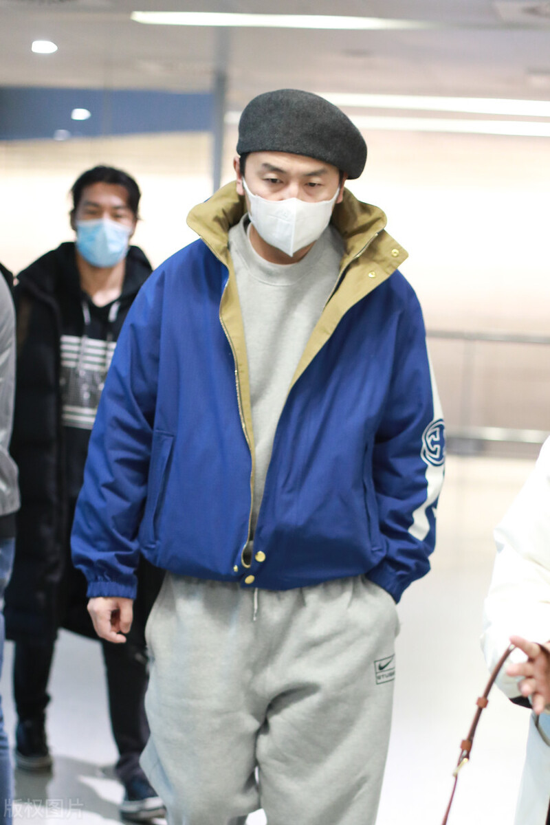 雷佳音戴帽子打扮超有范,单手插口袋尽显明星范