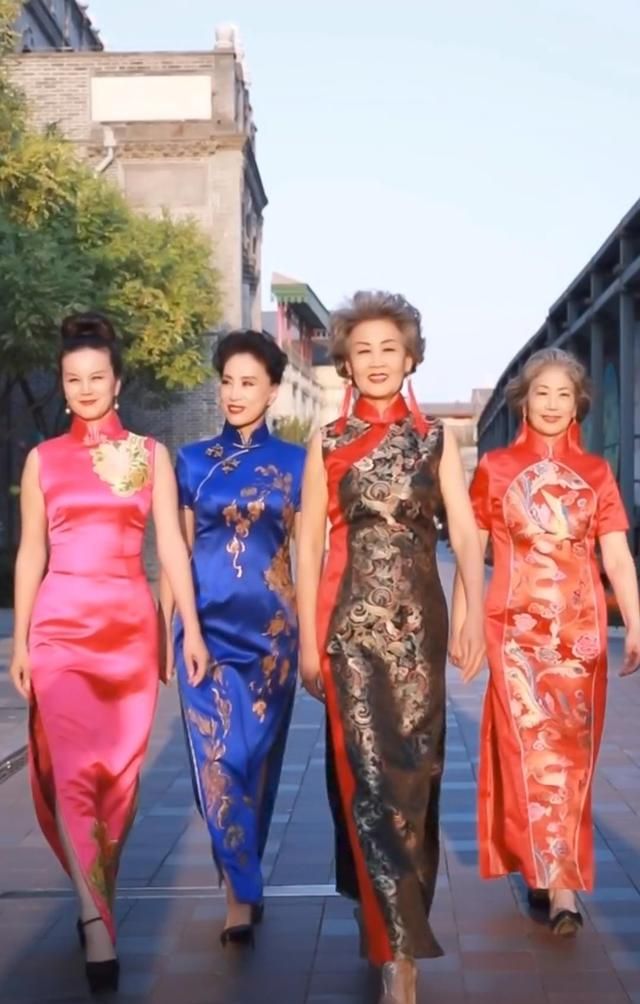 谁说中国大妈不时髦?这群"时尚奶奶"穿旗袍火到国外,太长脸了