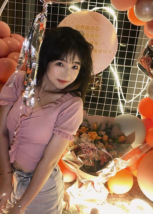 郝一点晒出素颜照,黑眼圈严重气质老化,很难相信她只有18岁