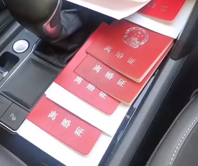 河北男子和妻子一吵架就离婚,妻子疯狂吐槽：结婚13年换6个本休闲区蓝鸢梦想 - Www.slyday.coM