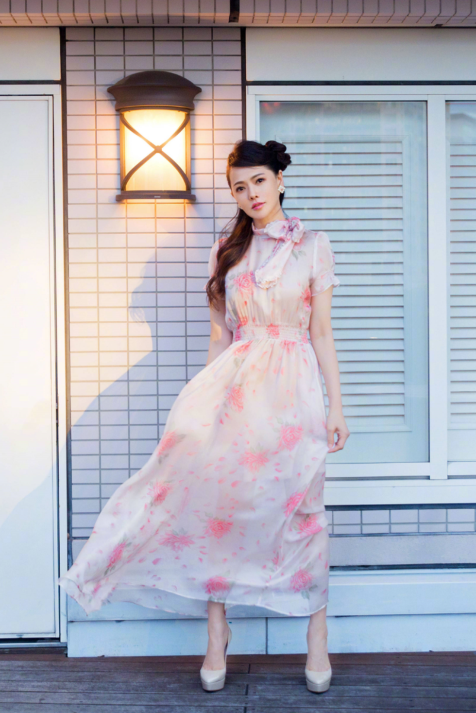 伊能静不愧是冻龄女神穿黑色连衣裙高挑纤瘦身材不像53岁