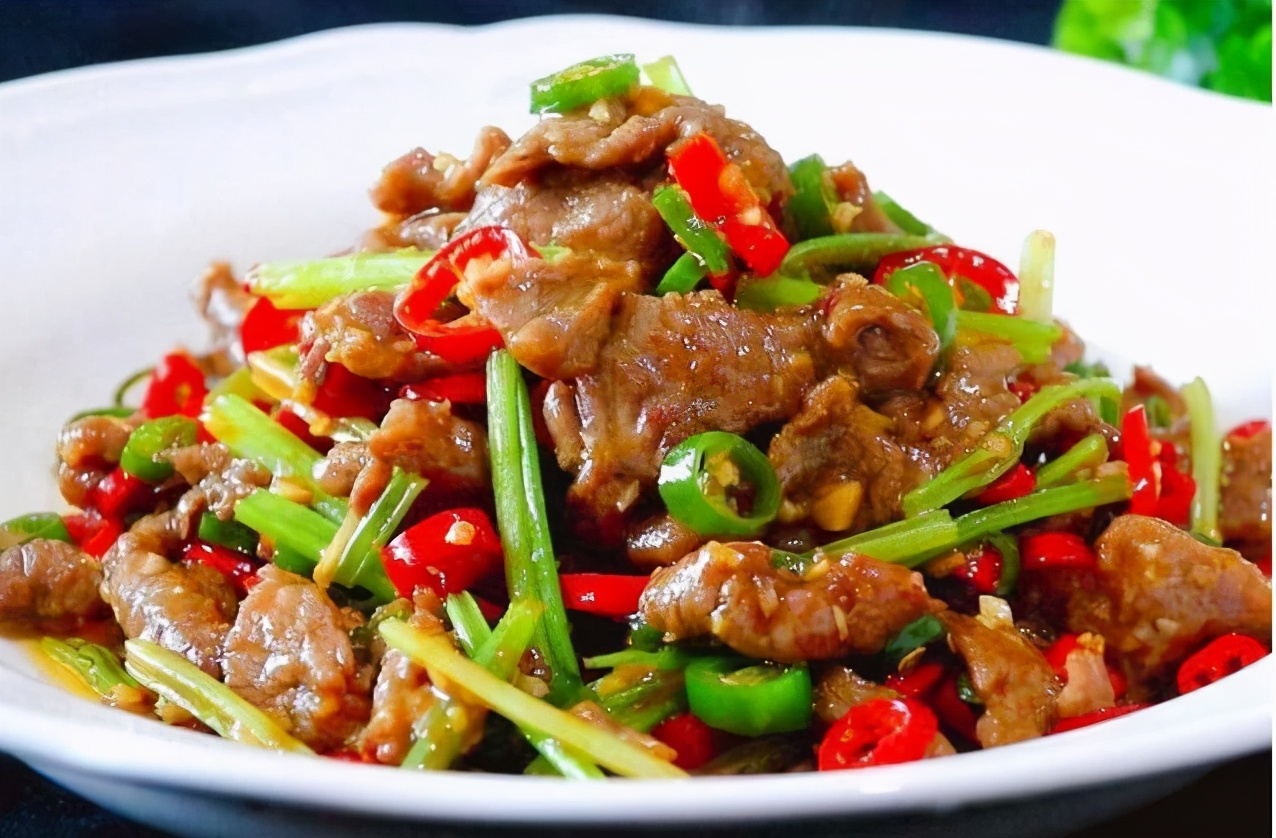 食材:牛肉(半斤),大蒜,生姜,小米辣,淀粉(1小勺),生抽(2勺),香油(1勺)