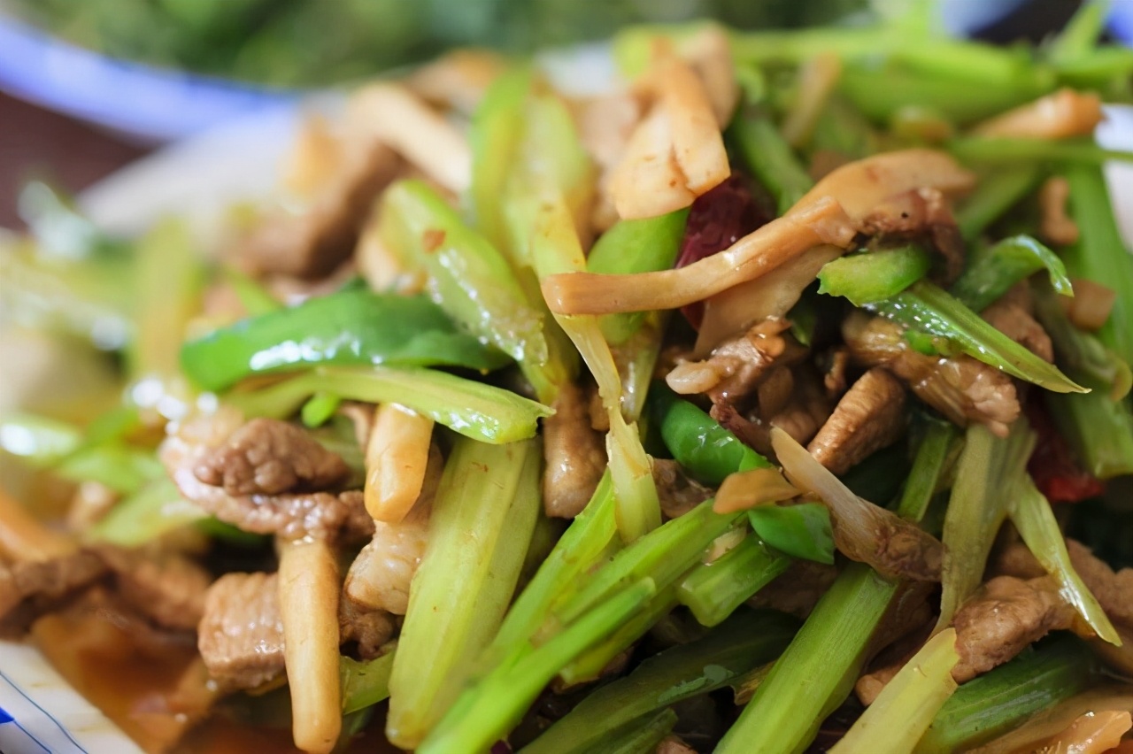 蘑菇炒芹菜的做法!