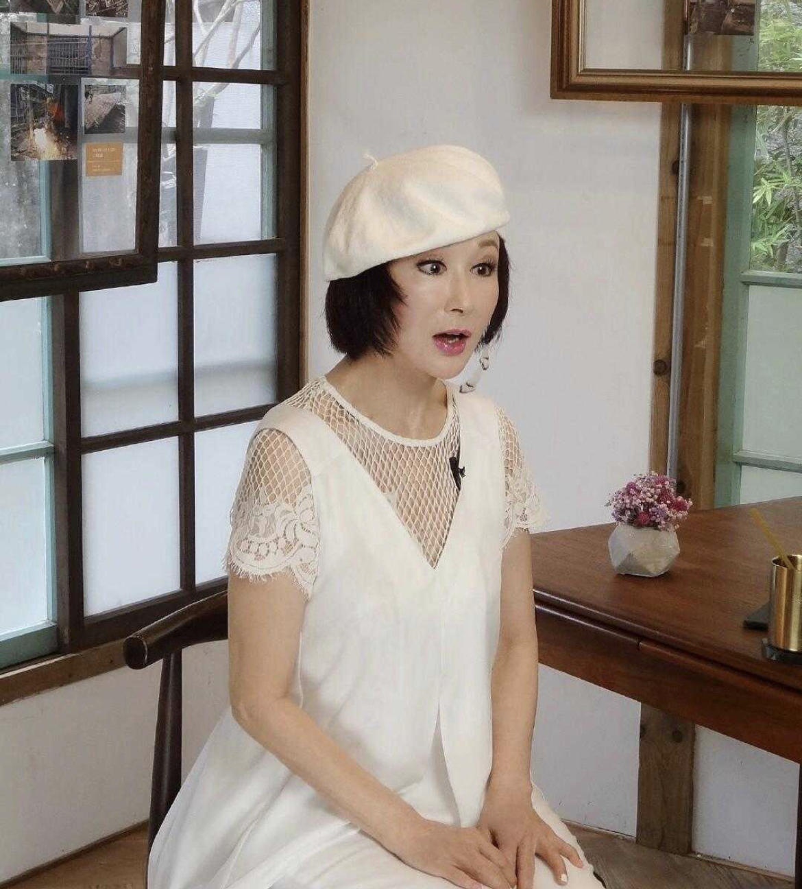 潘迎紫根本不认老72岁穿小黄裙录节目活力十足看着只有45岁