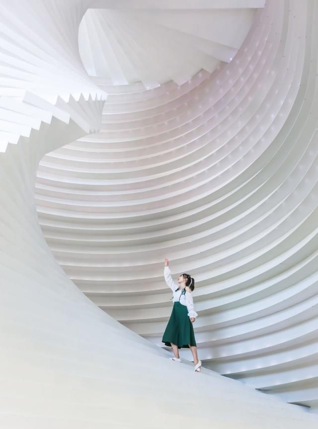 青岛有座网红美术馆,位于海边景色绝佳,游客专程来打