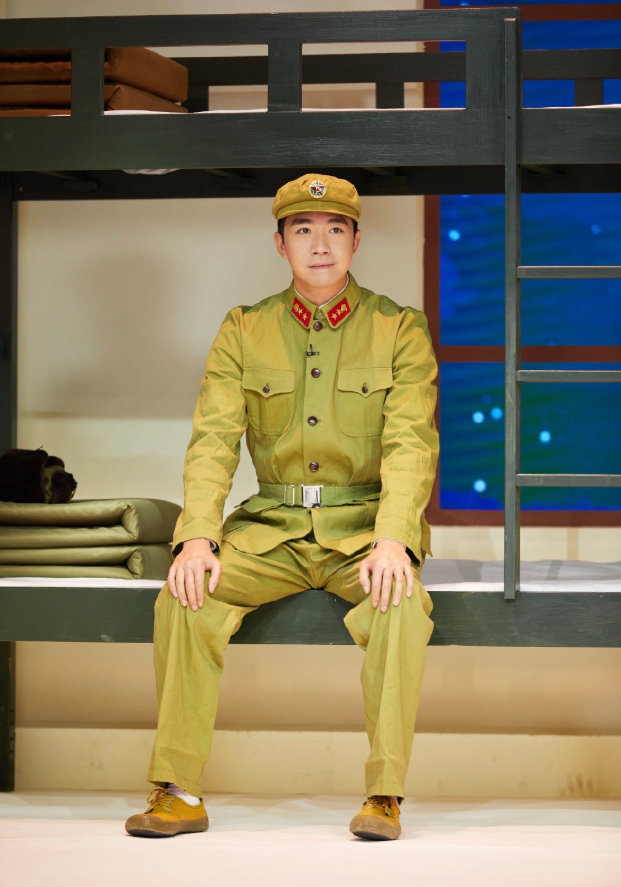 俞灏明现身《1921》首映礼,回归状态好,系红领巾少年感不输当年