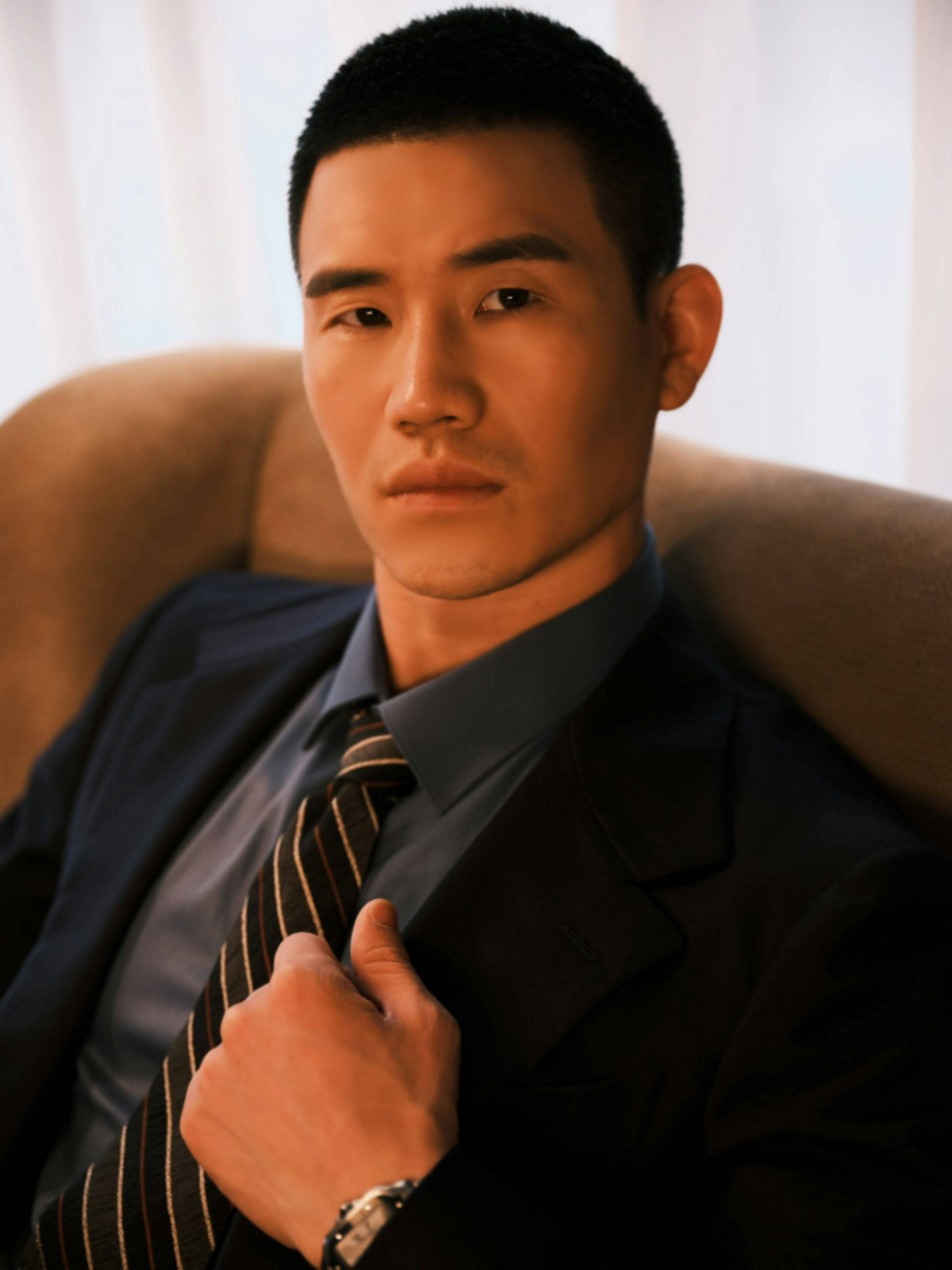 谢孟伟晒罕见西装照 气质端正 尽显硬汉魅力