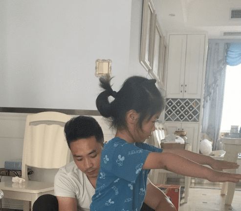 湖南5岁女孩练舞致截瘫,父母拒买轮椅帮其康复,1年后已能奔跑休闲区蓝鸢梦想 - Www.slyday.coM 湖南5岁女孩练舞致截瘫,父母拒买轮椅帮其康复,1年后已能奔跑休闲区蓝鸢梦想 - Www.slyday.coM