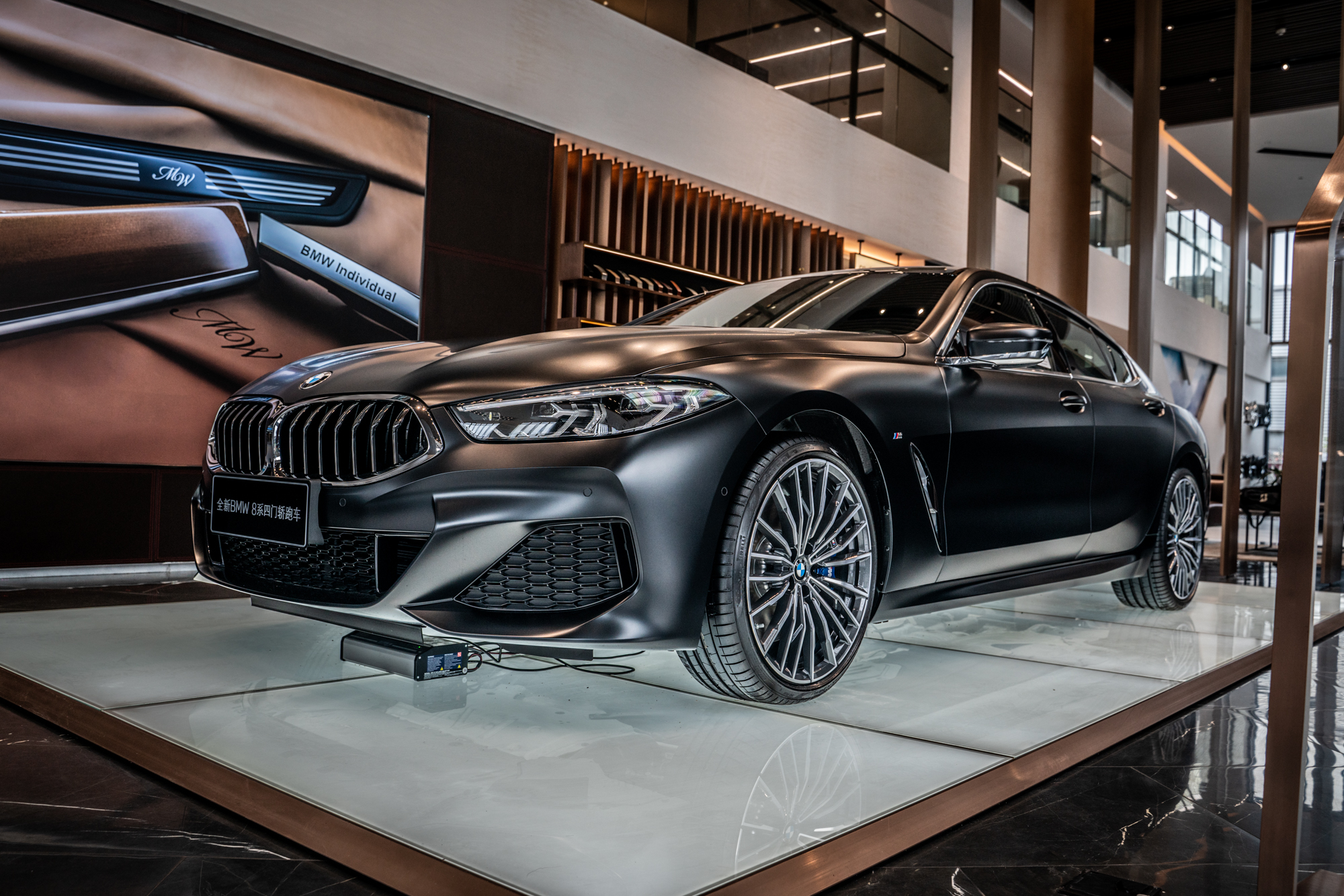 到店弹车:宝马8系四门轿跑,这真的是两年前的车?