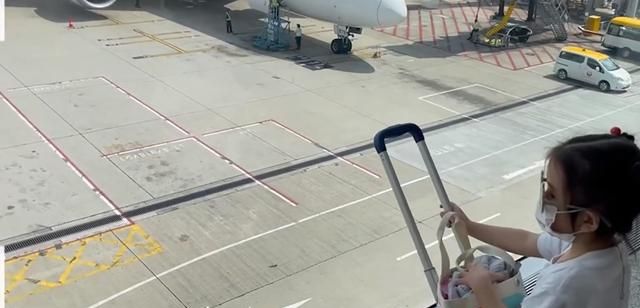 方媛带两个女儿回上海,老公郭富城未陪同,三人坐经济舱太接地气休闲区蓝鸢梦想 - Www.slyday.coM