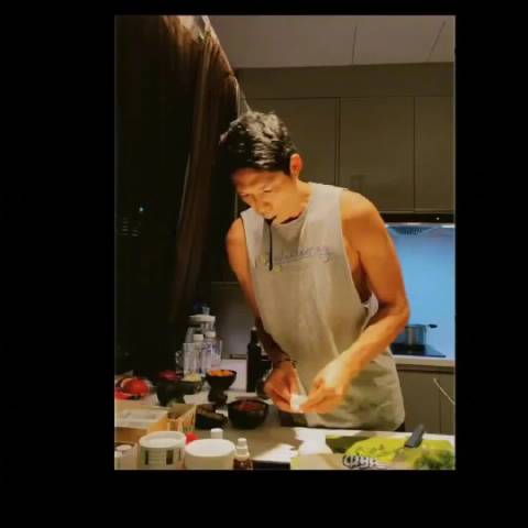 王子文昨晚在ins分享了三段吴永恩为自己做饭视频