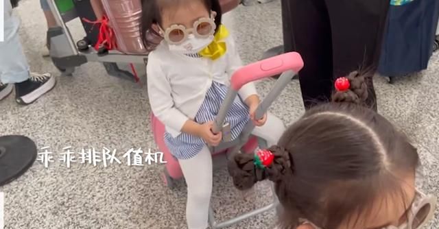 方媛带两个女儿回上海,老公郭富城未陪同,三人坐经济舱太接地气休闲区蓝鸢梦想 - Www.slyday.coM