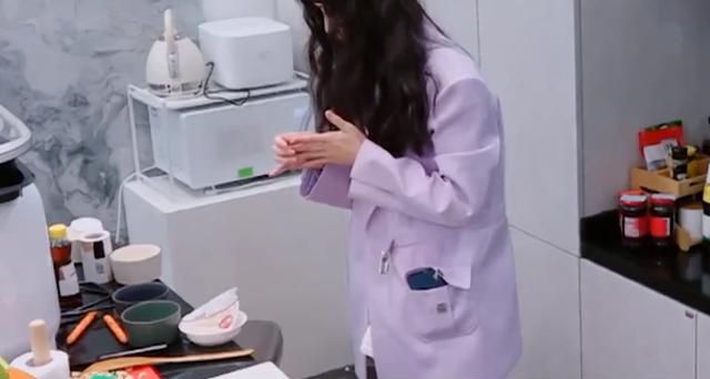 孟子义做菜不小心切到手,第一反应就是找张翰,语气中满是撒娇休闲区蓝鸢梦想 - Www.slyday.coM