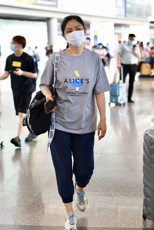 45岁胡可状态好,单马尾穿九分运动裤,素颜气质清纯似少女