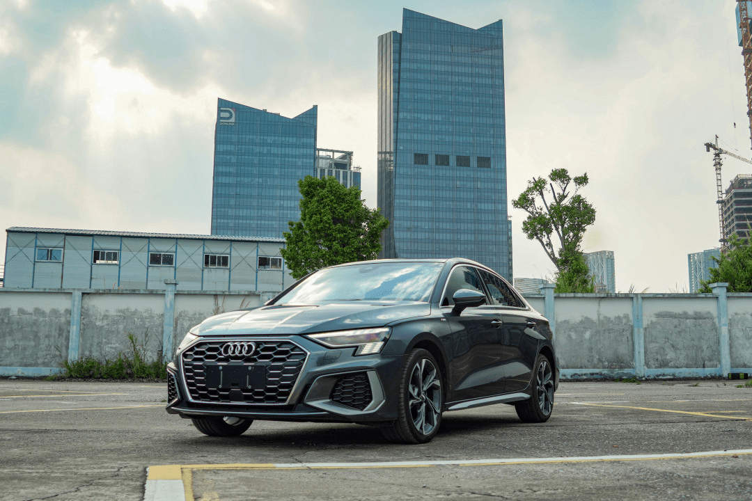 年轻人第一台豪车!奥迪a3l全新升级,这内饰真香