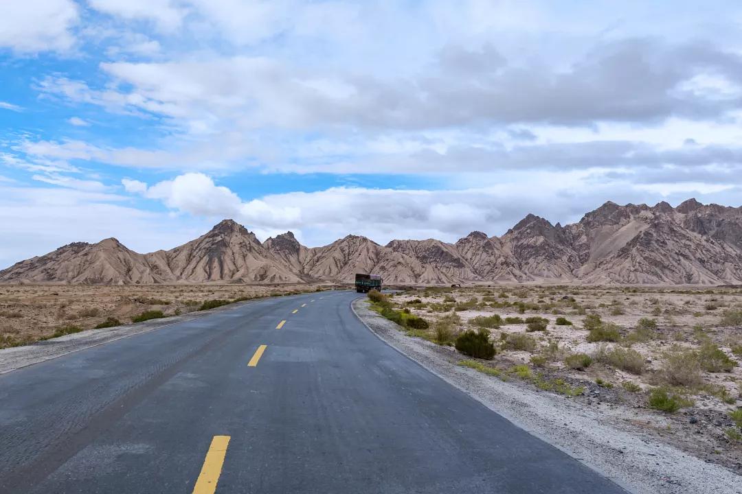 老司机再三警告驴友在西藏无人区露营晚上一定不要住在车内