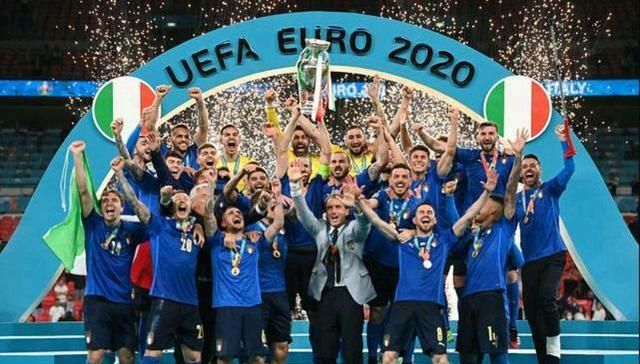 洛国富瘦了,杨立瑜胖了!广州恒大教练组疯狂庆祝意大利夺冠休闲区蓝鸢梦想 - Www.slyday.coM