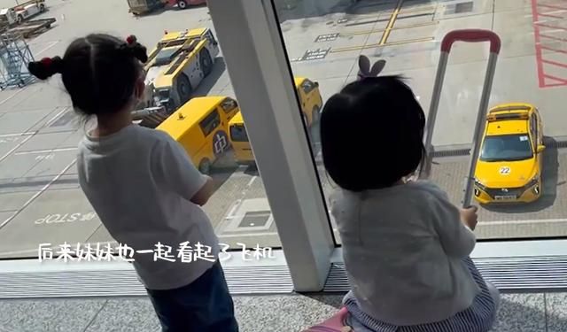 方媛带两个女儿回上海,老公郭富城未陪同,三人坐经济舱太接地气休闲区蓝鸢梦想 - Www.slyday.coM