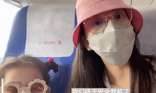 方媛带两个女儿回上海,老公郭富城未陪同,三人坐经济舱太接地气休闲区蓝鸢梦想 - Www.slyday.coM