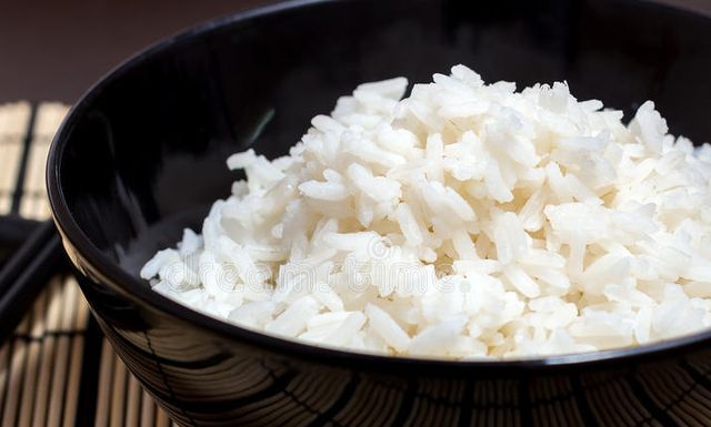 家常煮米饭,直接加水下锅是错的,牢记2个窍门,米饭更香更软糯