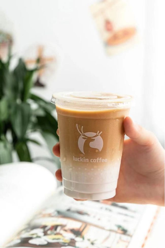 瑞幸上线多款全新生椰拿铁荟萃精品风味开启味觉旅程