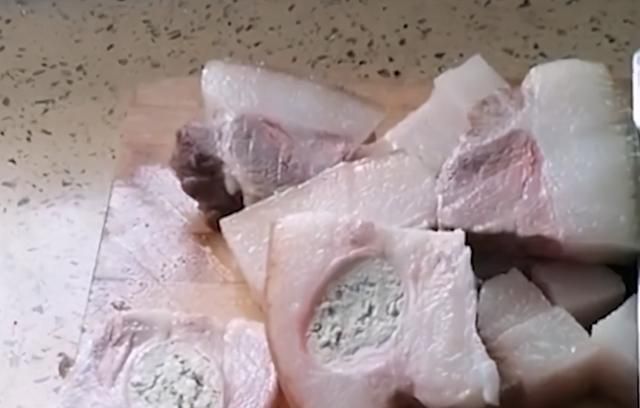 贵州一女子买猪肉,发现肉里面像白色豆腐渣,切开后让她不淡定了休闲区蓝鸢梦想 - Www.slyday.coM 贵州一女子买猪肉,发现肉里面像白色豆腐渣,切开后让她不淡定了休闲区蓝鸢梦想 - Www.slyday.coM