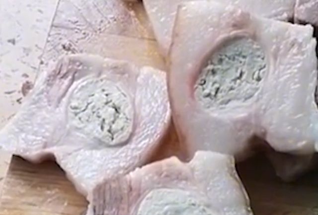 贵州一女子买猪肉,发现肉里面像白色豆腐渣,切开后让她不淡定了休闲区蓝鸢梦想 - Www.slyday.coM 贵州一女子买猪肉,发现肉里面像白色豆腐渣,切开后让她不淡定了休闲区蓝鸢梦想 - Www.slyday.coM