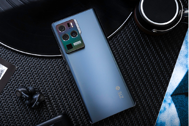 预计中兴axon 30屏下版将基于axon 30 pro/ultra进行魔改,整体设计
