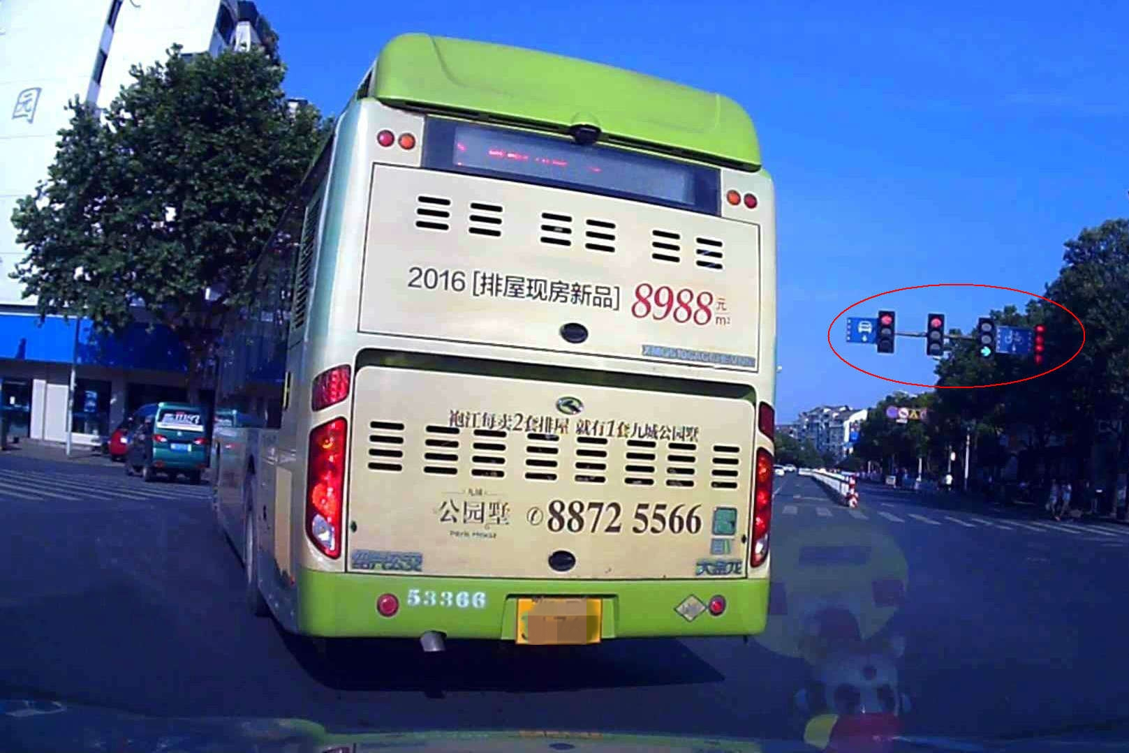 公交车背面图片
