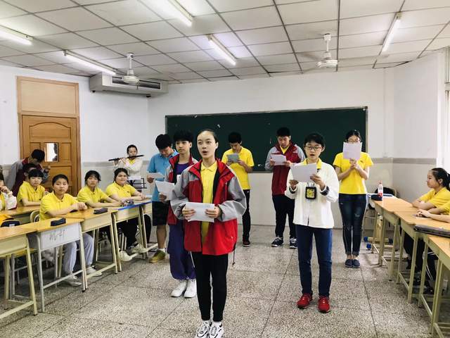 校服文化:重庆二十九中让人又爱又恨的"奥特曼"和黄蓝战袍