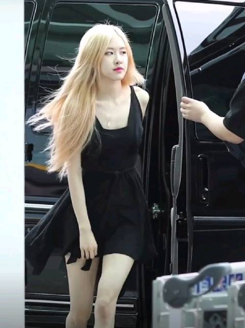 blackpink-金发天使rose朴彩英罗婕女士的黑色修身长裙也太美了!