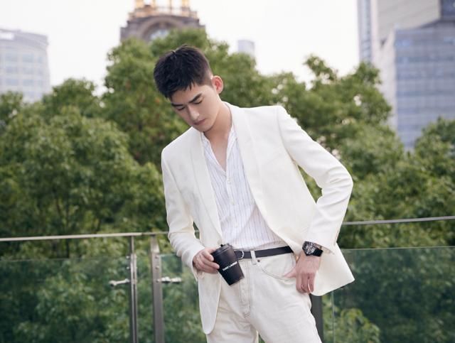 孟子义做菜不小心切到手,第一反应就是找张翰,语气中满是撒娇休闲区蓝鸢梦想 - Www.slyday.coM