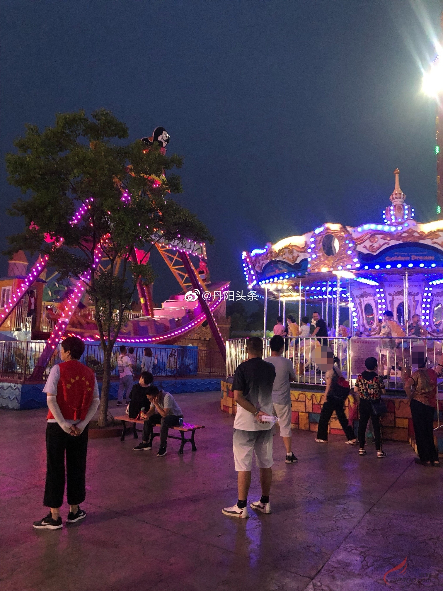 有网友反映丹阳丹凤公园夜景不错游乐场很是热闹