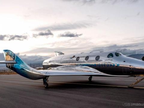 亿万富翁理查德·布兰森此刻正乘坐“维珍银河号”飞往太空边缘休闲区蓝鸢梦想 - Www.slyday.coM 亿万富翁理查德·布兰森此刻正乘坐“维珍银河号”飞往太空边缘休闲区蓝鸢梦想 - Www.slyday.coM