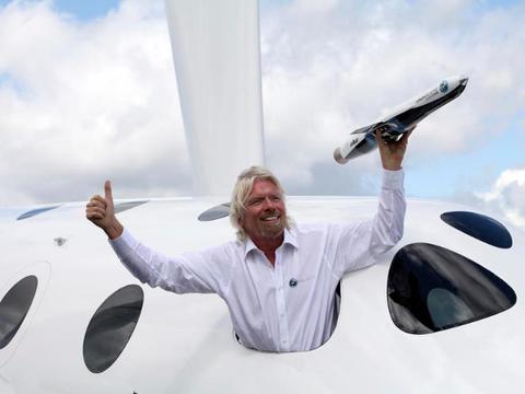 亿万富翁理查德·布兰森此刻正乘坐“维珍银河号”飞往太空边缘休闲区蓝鸢梦想 - Www.slyday.coM 亿万富翁理查德·布兰森此刻正乘坐“维珍银河号”飞往太空边缘休闲区蓝鸢梦想 - Www.slyday.coM