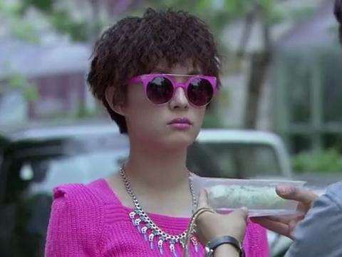 辣妈正传:夏冰拿春卷砸他脑袋上,可是他连躲都不躲.