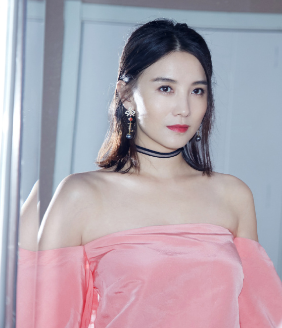 宋佳真会"扬长避短",穿衣钟爱一字肩,颈链配锁骨女人味十足