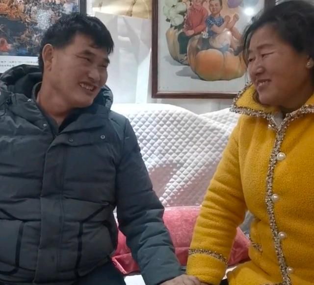 大衣哥赤手搬砖,大衣嫂旁边当监工:这才是模范丈夫