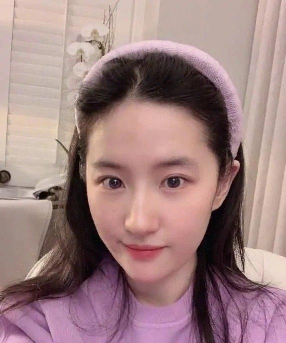 35岁刘亦菲酷似少女,清纯靓丽气质优雅,这发量也太令人羡慕了休闲区蓝鸢梦想 - Www.slyday.coM 35岁刘亦菲酷似少女,清纯靓丽气质优雅,这发量也太令人羡慕了休闲区蓝鸢梦想 - Www.slyday.coM