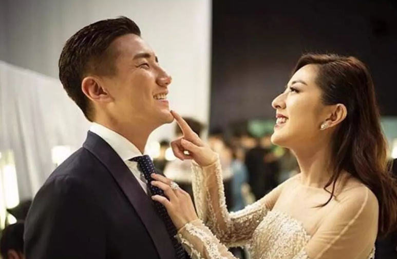 港星洪永城豪华婚礼照曝光!妻子脖戴7条大金猪,全身钻饰超百万