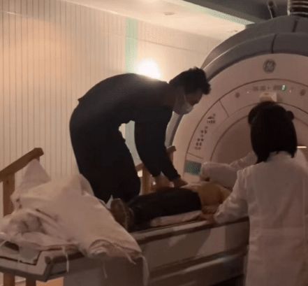 湖南5岁女孩练舞致截瘫,父母拒买轮椅帮其康复,1年后已能奔跑休闲区蓝鸢梦想 - Www.slyday.coM 湖南5岁女孩练舞致截瘫,父母拒买轮椅帮其康复,1年后已能奔跑休闲区蓝鸢梦想 - Www.slyday.coM