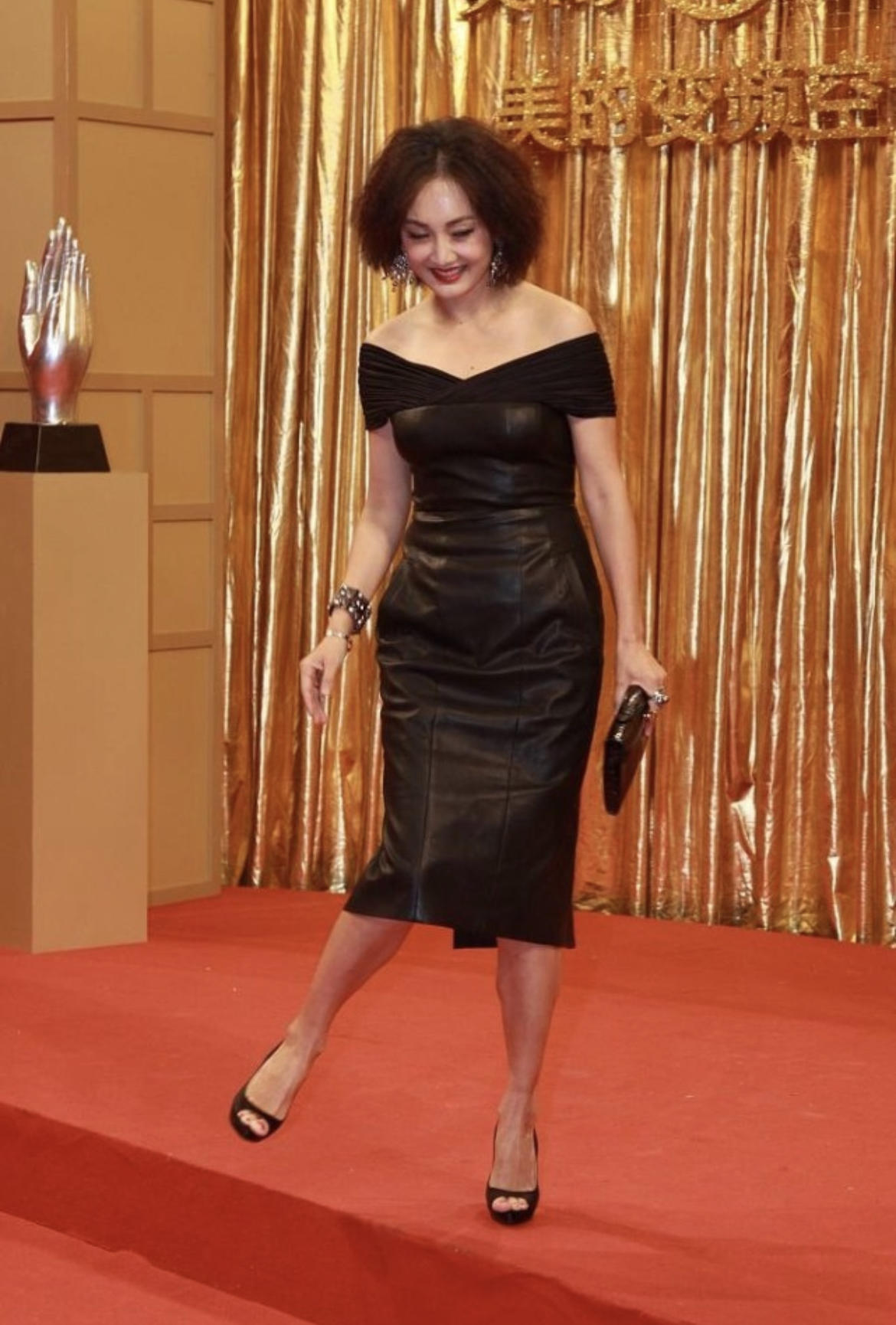 牛莉"阿姨辈"里最会打扮,一袭白色无袖礼服干净清爽,身材婀娜