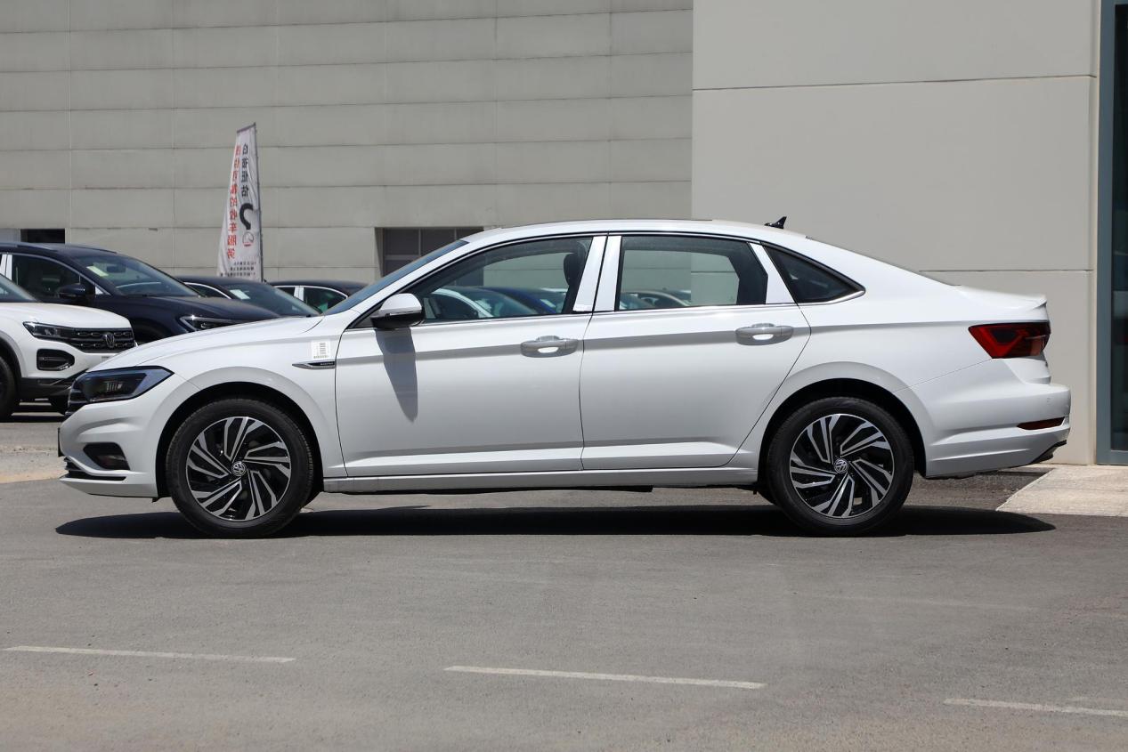 大众终于妥协了,a 级车降至亲民价,油耗才5.5l,带你看速腾