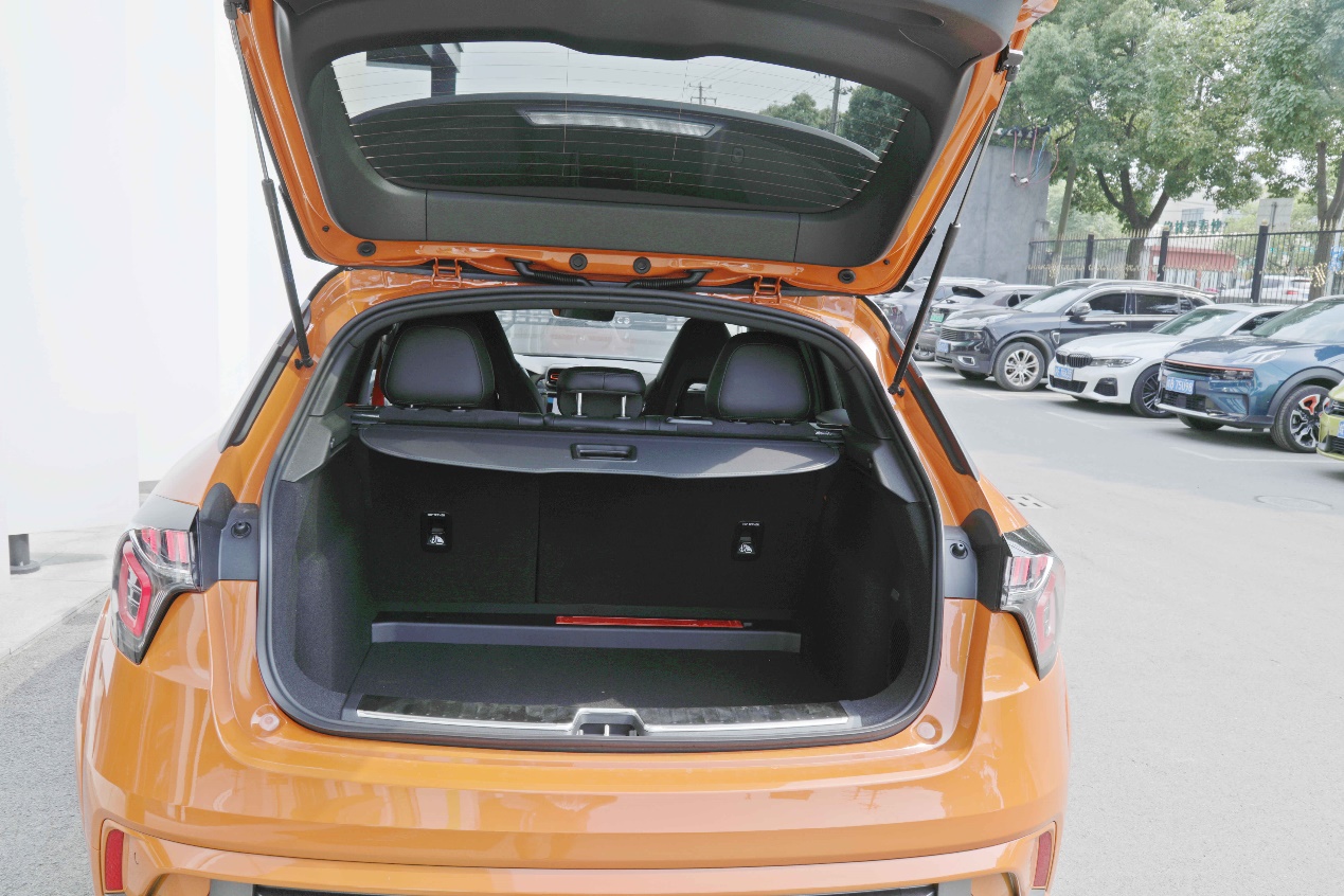 领克02 hatchback的后备厢尺寸为330升,后排座椅支持按比例放倒,可